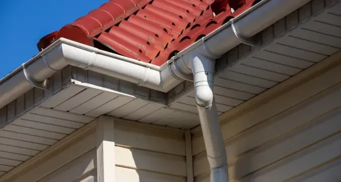 colocar canalones de aguas pluviales en tejado inclinado en Orense