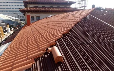 montaje de onduline bajo teja en allariz, orense